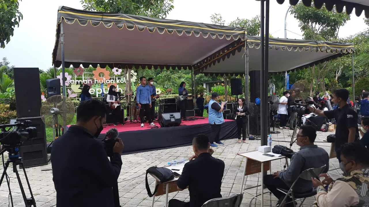 Dispendik Surabaya menggelar Festival Band Taman Kota sebagai upaya pemkot mencari bakat-bakat potensial. (Dian Kurniawan/Liputan6.com)