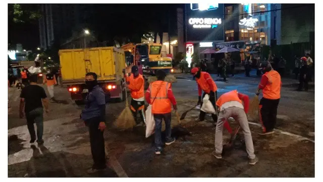 6 Potret Tri Rismaharini Pantau Pembenahan Fasilitas Umum Usai Demo, Sempat Geram