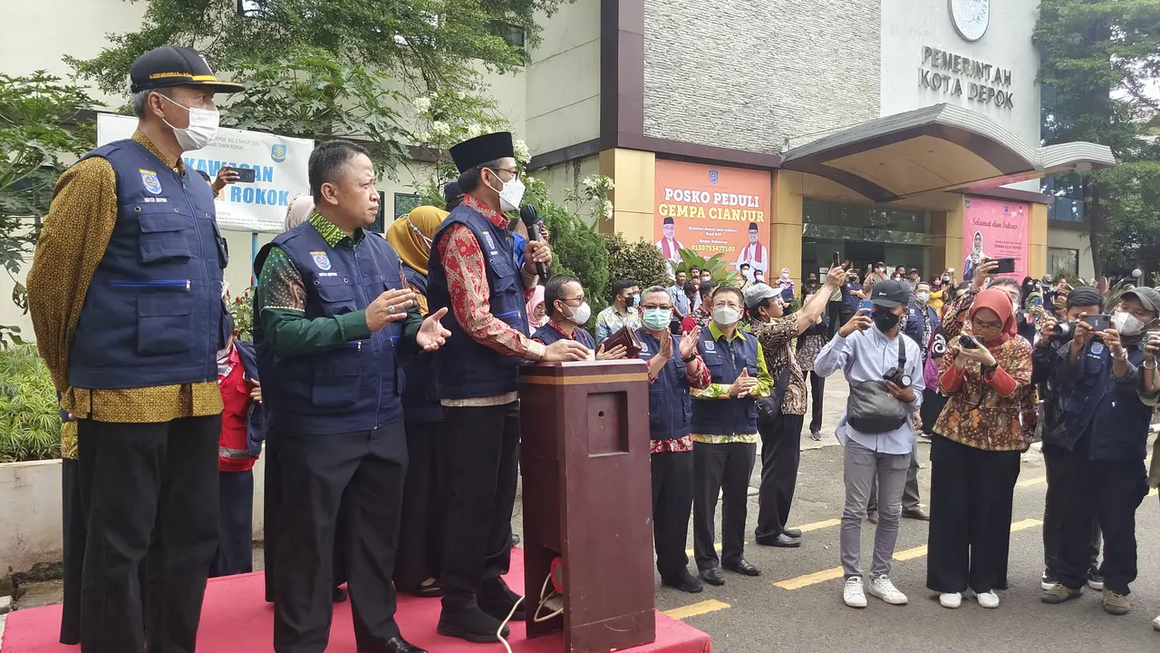 Wakil Wali Kota Depok saat memberangkatan tim relawan Depok Peduli Bencana Gempa Cianjur saat akan diberangkatkan di Balai Kota Depok.