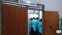 Tim dokter RSUD dr Soetrasno memeriksa kondisi jasad bayi yang dilahirkan oleh seorang siswa SMAN 1 Sulang di toilet sekolah pada Sabtu 18 agustus 2018. (Foto : Liputan6.com/suaramerdeka.com/Ilyas al-Musthofa)