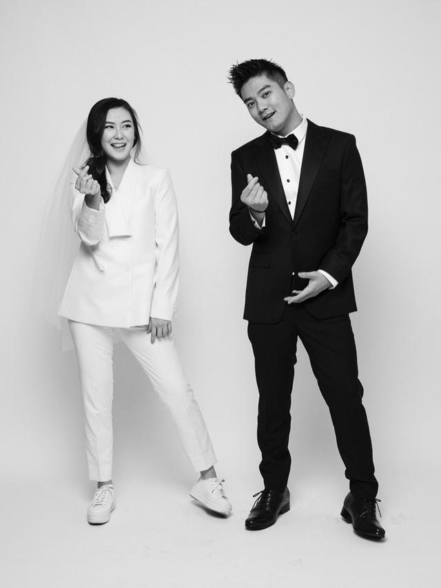 Berkonsep Klasik Hitam Putih, Ini 6 Potret Prewedding Boy William dan Karen Vendela
