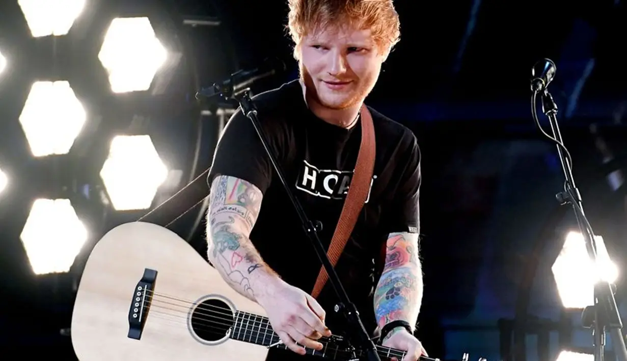 Salah satu hal yang paling ditunggu pada konser nanti adalah sosok Ed Sheeran membawakan lagu-lagu kerennya bersama gitar yang selalu menjadi ciri khasnya.(sumber: Liputan6.com/AFP)