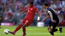 Pemain Bayern Munchen, Serge Gnabry, menendang bola saat melawan Koln pada laga Bundesliga di Allianz Arena, Sabtu (21/9/2019). Bayern Munchen menang 4-0 atas Koln. (AP/Matthias Schrader)