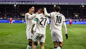 Aksi Kevin Diks bersama Borussia Monchengladbach saat bertandang ke markas Heidenheim dalam laga lanjutan Bundesliga 2025/2026, Sabtu (22/11/2025). (Dok. Borussia Monchengladbach)