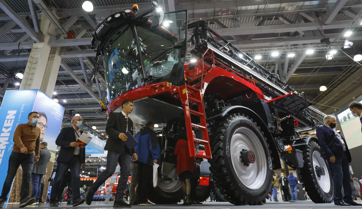 Para pengunjung berjalan melewati mesin pertanian yang ditampilkan dalam pameran pertanian internasional Agrosalon di Moskow, Rusia, pada 7 Oktober 2020. Pameran tersebut digelar setiap dua tahun di Moskow. (Xinhua/Alexander Zemlianichenko Jr)