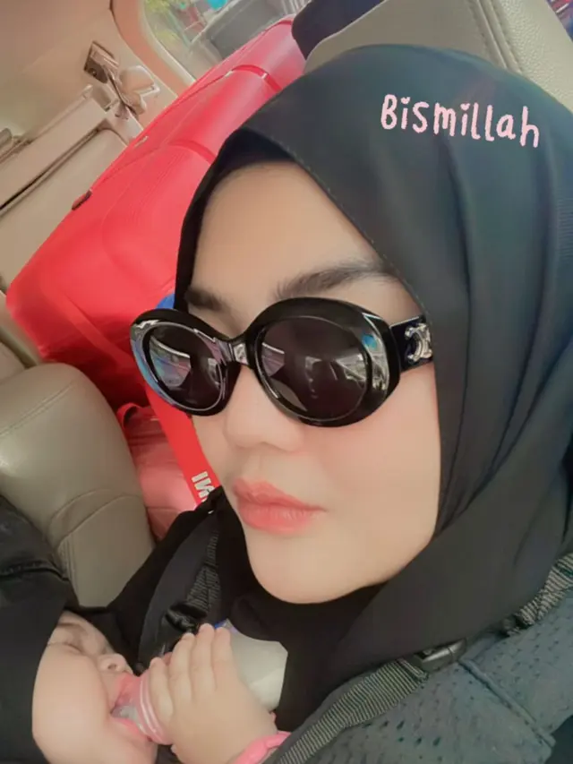 Tahun Baru Penuh Syukur, Rosa Meldianti Bagikan 5 Potret Umrah Bersama Suami dan Anak (credit: instagram.com/rosameldianti29).