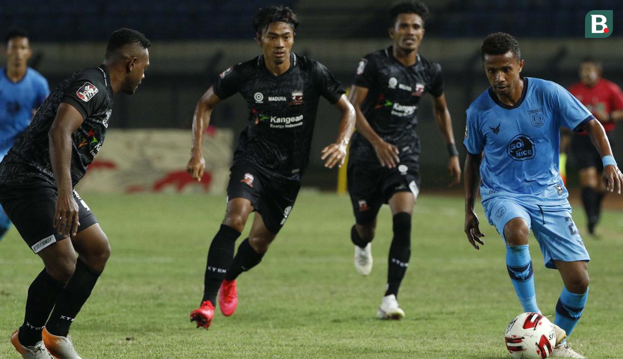 Striker Persela Lamongan, Prisca Elisa Womsiwor (kanan) berusaha melewati sejumlah pemain Madura United dalam laga matchday ke-3 Grup C Piala Menpora 2021 di Stadion Si Jalak Harupat, Bandung, Kamis (1/4/2021). Persela bermain imbang 1-1 dengan Madura United. (Bola.com/Ikhwan Yanuar)