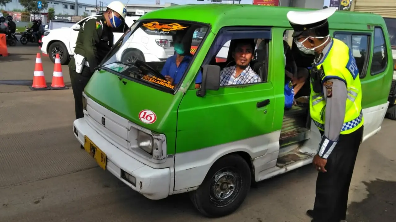 Pengecekan kendaraan selama PSBB di Kota Bogor.