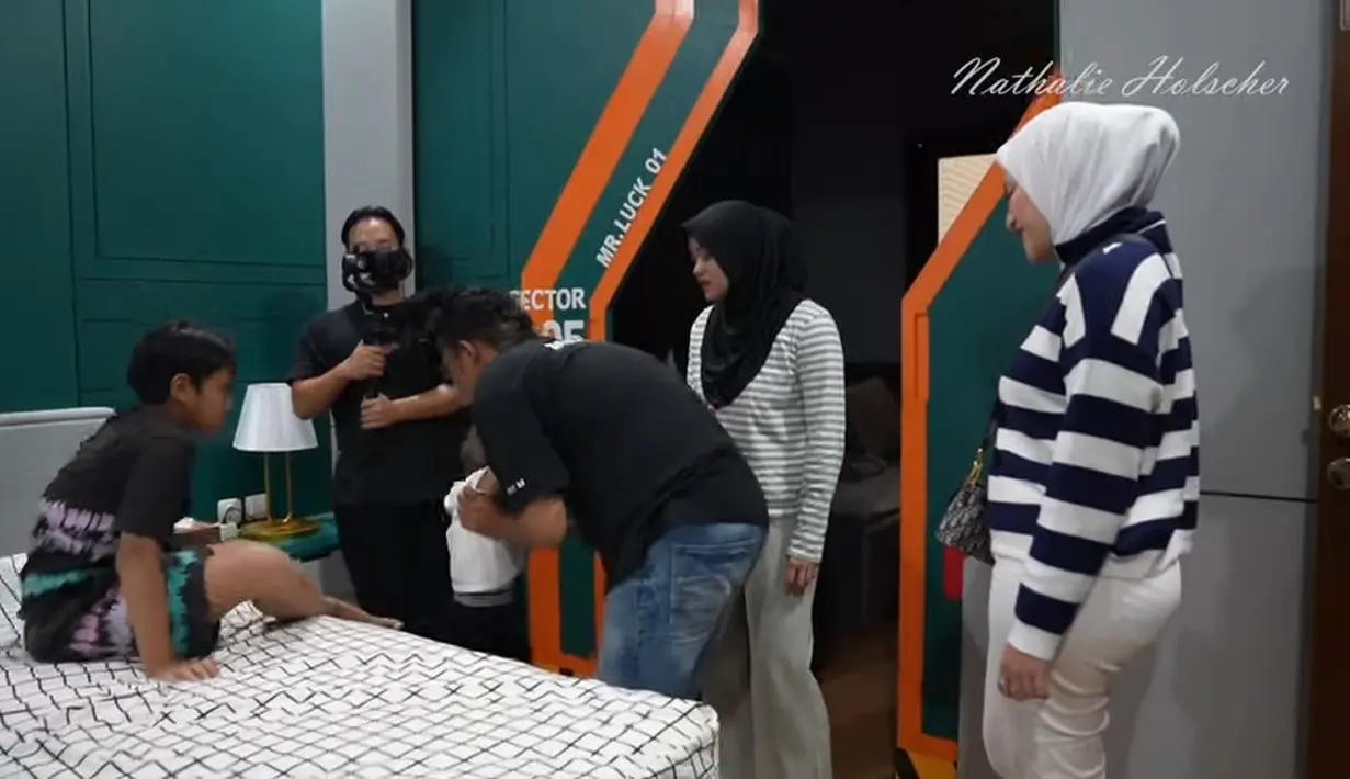 Kehadiran Adzam membuat rumah Sule di kawasan Tambun Bekasi menjadi ramai. Nathalie menyusul putranya yang main ke rumah ayahnya. Tampak beberapa anak Sule dari pernikahan sebelumnya. [Youtube/NATHALIE HOLSCHER]