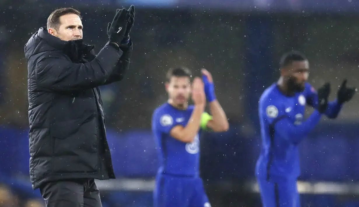 Pelatih Chelsea, Frank Lampard, memberikan aplaus usai pertandingan melawan Krasnodar pada laga Liga Champions di Stadion Stamford Bridge, Rabu (9/12/2020). Kedua tim bermain imbang 1-1. (AP Photo/Kirsty Wigglesworth, Pool)