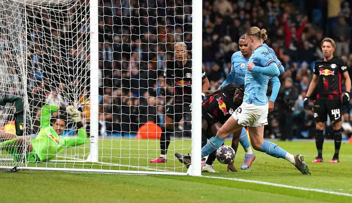 Pemain Manchester City Erling Haaland mencetak gol ke gawang RB Leipzig pada pertandingan sepak bola leg kedua babak 16 besar Liga Champions di Etihad Stadium, Manchester, Inggris, 14 Maret 2023. Laga berakhir 7-0 dan membawa Manchester City lolos ke perempat final Liga Champions dengan agregat 8-1. (Nick Potts/PA via AP)