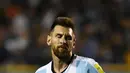 Ekspresi Lionel Messi usai gagal raih kemenangan untuk Argentina dalam pertandingan kualifikasi Piala Dunia 2018 di Buenos Aires, Argentina (5/10). Argentina sejuah ini masih berada di peringkat enam atau di luar zona play-off.(AFP Photo/Eitan Abramovich)