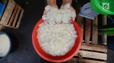 Pedagang menunjukkan kolang-kaling di Pasar Induk Kramat Jati, Jakarta, Jumat (10/5/2019). Memasuki bulan suci Ramadan, pedagang kolang-kaling kebanjiran pembeli. (merdeka.com/Imam Buhori)