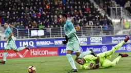 Aksi pemain FC Barcelona, Neymar Jr saat melewati kiper Eibar, Yoel Rodriguez dpada lanjutan La Liga Spanyol di Municipal de Ipurua, Eibar, (22/1/2017). Barcelona menang 4-0.(AP/Alvaro Barrientos)