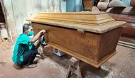 Pembuatan peti jenazah di Surabaya. (Dian Kurniawan/Liputan6.com)