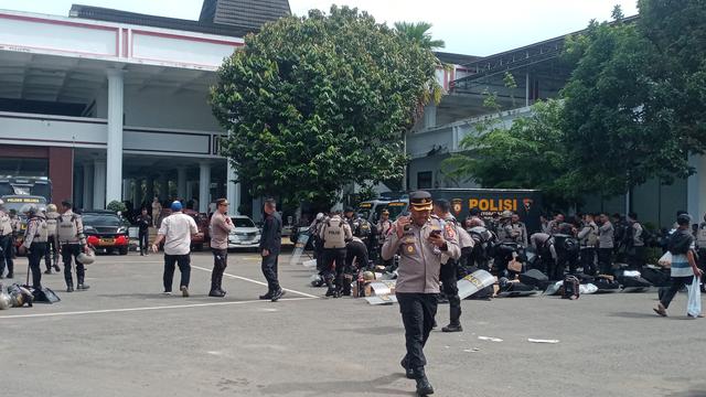 Sejumlah polisi siaga mengamankan aksi di Kantor DPRD Provinsi Bengkulu pada Selasa 2 September 2025.