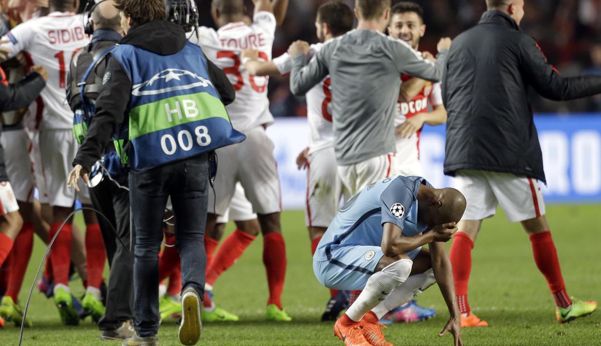 Pemain Manchester City, Fernandinho menahan kesedihannya usai timnya kalah dari AS Monaco pada leg kedua Babak 16 Besar Liga Champions di Louis II stadium, Monaco, Rabu(15/3/2016). Manchester City kalah 1-3. (AP/Claude Paris)