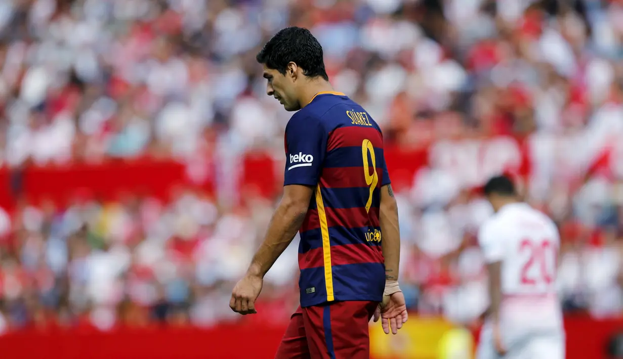 Suarez berjalan lesu usai Sevilla berhasil menceploskan bola ke gawang Barcelona di lanjutan La Liga Spanyol, Minggu (4/10/2015). Tanpa Messi, Barcelona harus mengakui keunggulan Sevilla dengan skor akhir 2-1. (REUTERS/Marcelo del Pozo)
