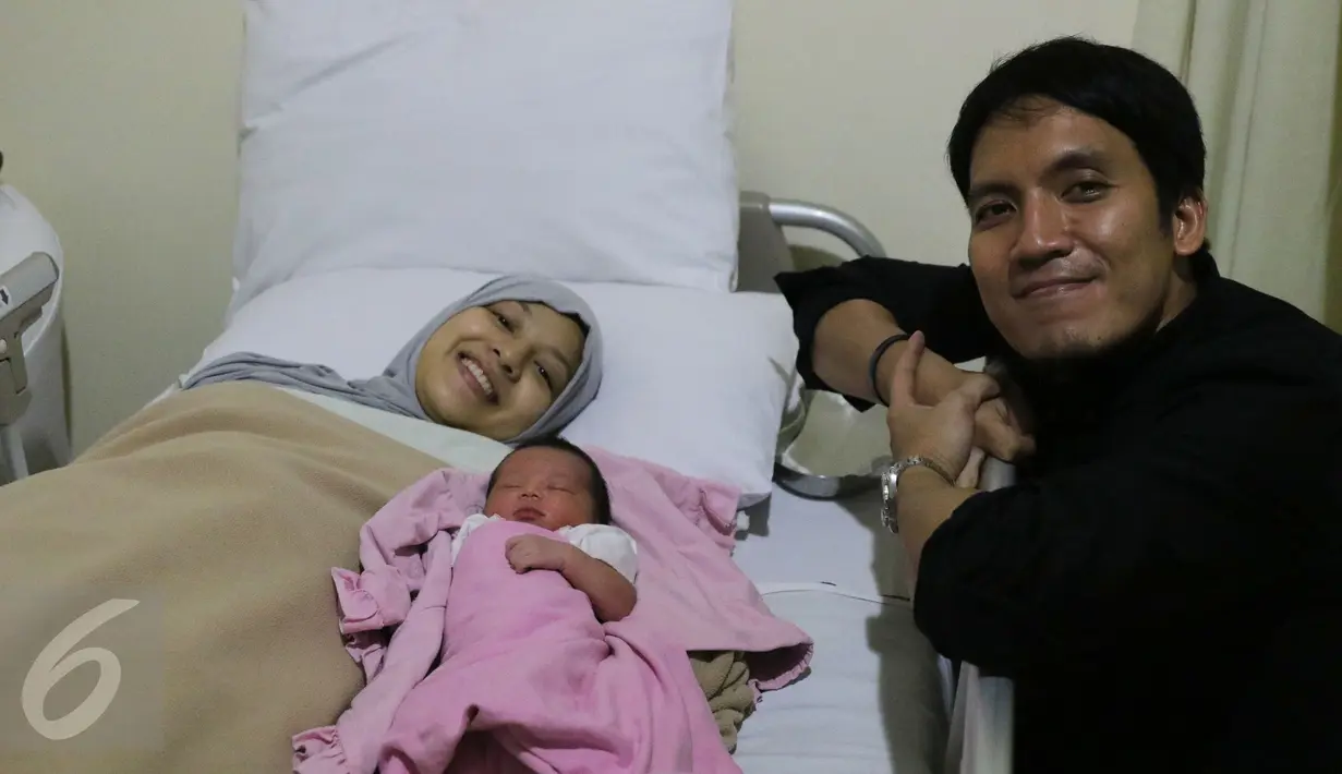 Pasangan selebritis, Desta dan Natasha Rizki bersama bayi mungilnya berpose saat jumpa pers di RS kawasan Panglima Polim, Jakarta, Rabu (13/7). Natasha Rizki melahirkan anak keduanya ini melalui persalinan caesar. (Liputan6.com/Herman Zakharia)