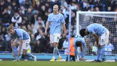Setelah sempat lolos dari sanksi UEFA pada tahun 2020 akibat pelanggaran aturan finansial, Manchester City kembali tersandung masalah yang sama yang kali ini didakwakan oleh Premier League selaku operator Liga Inggris. Klub Manchester Biru itu terindikasi telah melakukan manipulasi laporan keuangan dalam waktu 9 tahun mulai 2009 hingga 2018. Jika pada 2020 Man City hanya lolos dari dakwaan UEFA berupa larangan bertanding di kompetisi UEFA setelah memenangi banding lewat Pengadilan Arbitrase Olahraga (CAS), maka kali ini sanksi yang menunggu klub milik Sheikh Mansour ini tergolong berat. Berikut deretan sanksi yang bisa dijatuhkan Premier League kepada Man City jika terbukti bersalah. (AFP/Oli Scarff)
