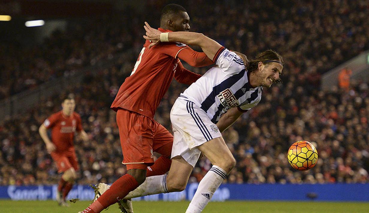 Bek West Bromwich, Jonas Olsson, menghadang pergerakan penyerang Liverpool, Christian Benteke, pada laga Liga Premier Inggris di Stadion Anfield, Inggris, Minggu (13/12/2015). (AFP/Oli Scarff)