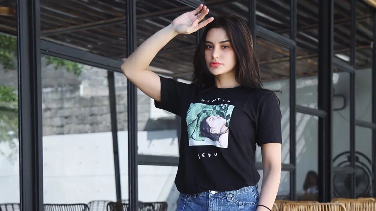 Gaya Kasual Nora Alexandra Kenakan Baju Berwarna Hitam. (Sumber: Instagram/ncdpapl)