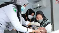 Imunisasi anak yang dilakukan petugas dari Dinas Kesehatan Provinsi Riau. (Liputan6.com/M Syukur)