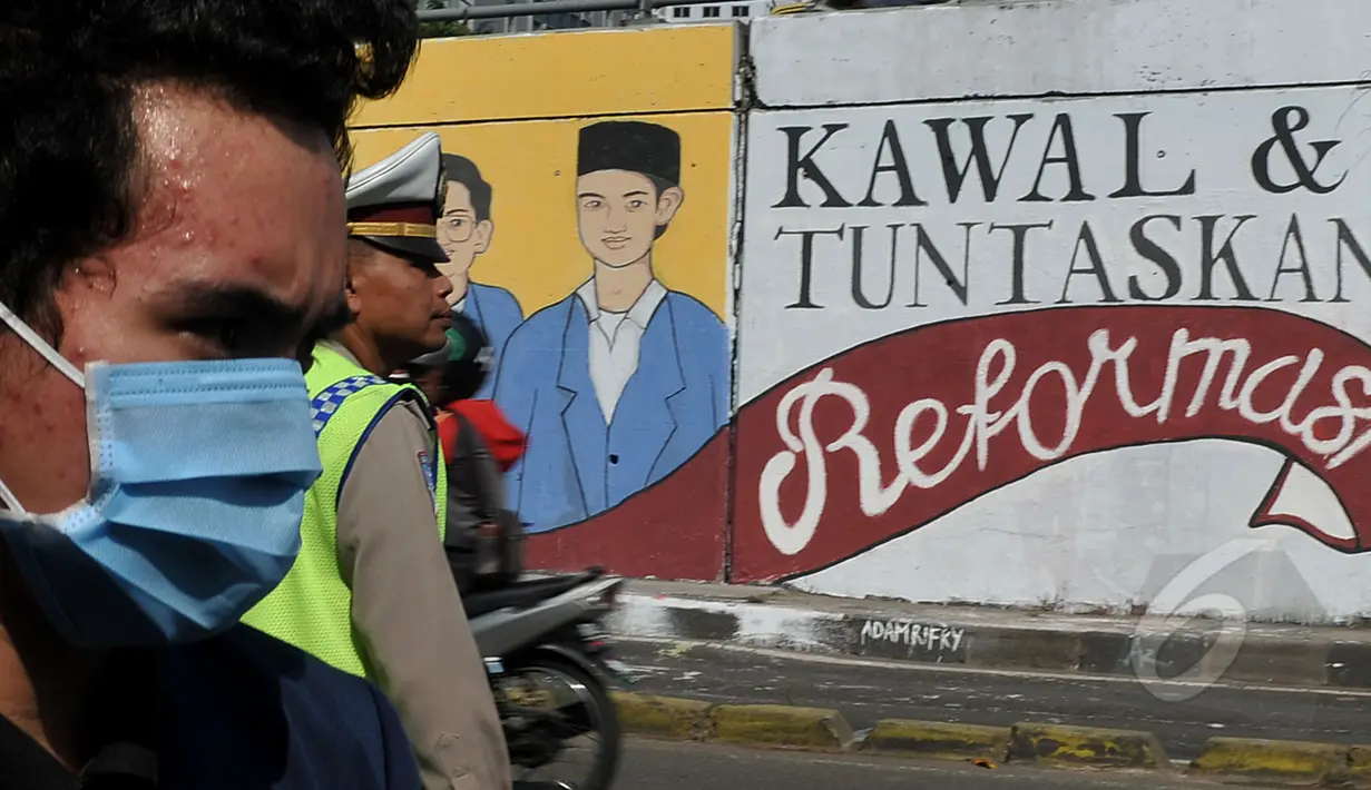Sebuah pesan tertulis di tembok jembatan flyover di depan kampus Trisakti , Jakarta, Selasa (12/5/2015). Pesan tersebut bertuliskan "Kawal dan Tuntaskan Reformasi". (Liputan6.com/Johan Tallo)