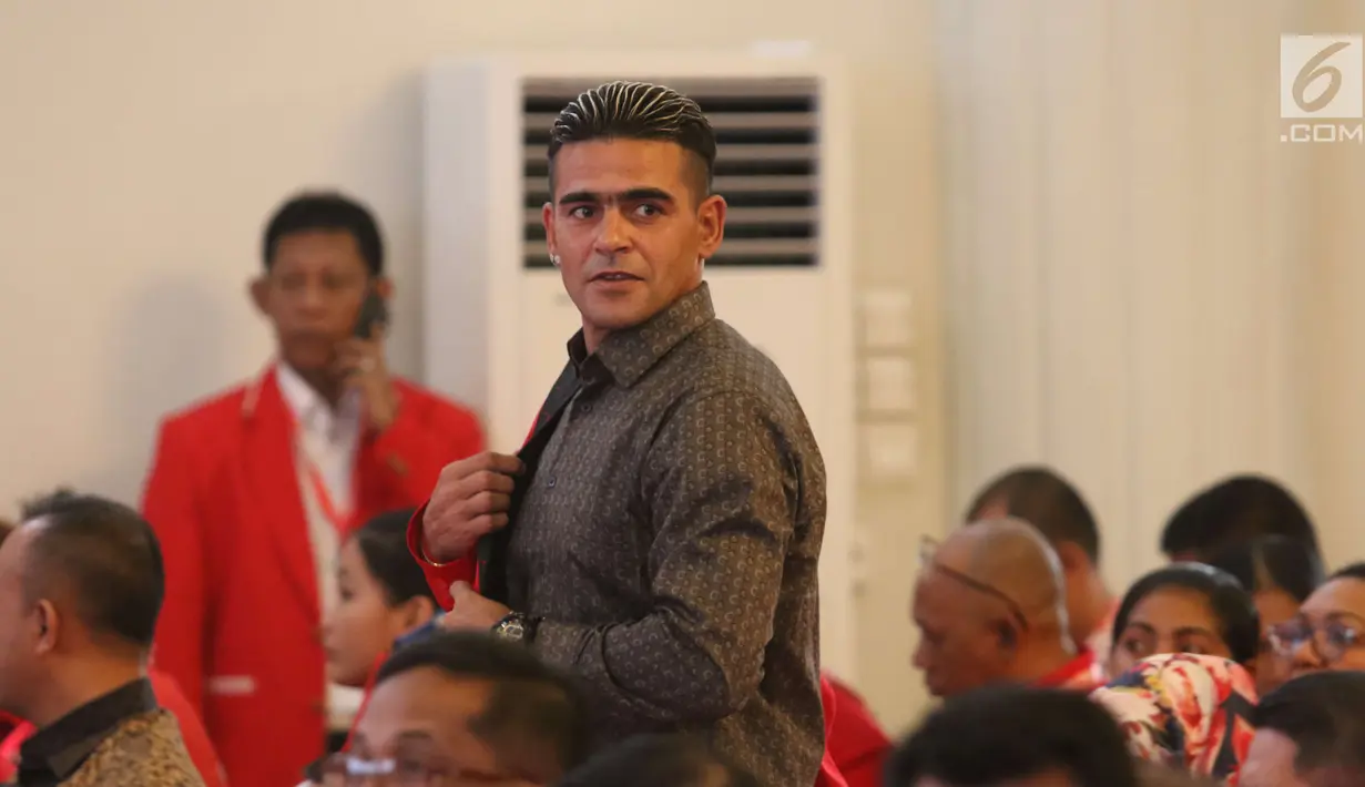 Pemain sepak bola nasional, Cristian Gonzales berjalan saat menghadiri Kongres Luar Biasa PKPI di Jakarta, Senin (14/5). Kongres tersebut mengusung tema 'Bersama Generasi Muda Wujudkan Persatuan dan Persatuan'. (Liputan6.com/Angga Yuniar)