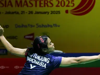 Pebulu tunggal putri Indonesia, Gregoria Mariska Tunjung berusaha mengembalikan kok ke Lin Hsiang Ti (Chinese Taipei) pada 16 Besar Daihatsu Indonesia Masters 2025 di Istora Gelora Bung Karno Senayan, Jakarta, Kamis (23/1/2025). (Liputan6.com/Herman Zakharia)