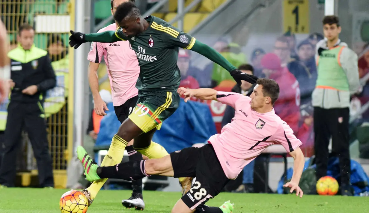 Pemain AC Milan, Mbaye Niang (kiri) dihalangi pemain Palermo, Mato Jajalo pada lanjutan Serie A Liga Italia di Stadion Renzo Barbera, Palermo, Kamis (4/2/2016) dini hari WIB. (AFP/Giovanni Isolino)
