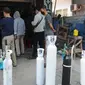 Warga mengantre untuk mengisi ulang tabung gas oksigen di kawasan Ciputat, Tangerang Selatan, Banten, Senin (5/7/2021). Antrean terjadi seiring  peningkatan lonjakan korban positif COVID-19. (merdeka.com/Arie Basuki)