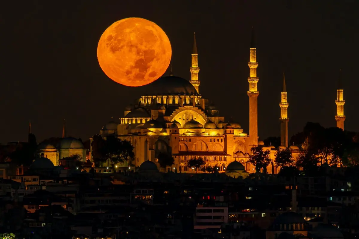 Ilustrasi bulan purnama, masjid, Islami