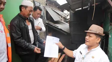  Surat peringatan kedua (SP 2) bagi warga sudah terpasang di kawasan Kalijodo. Peringatan dari Pemkot Jakarta Barat agar warga mengosongkan kediaman mereka dalam waktu 3x24 jam.