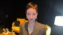 Sementara itu, banyak yang memuji keberanian Kim Go Eun yang rela memangkas habis rambutnya. Tidak sedikit juga penggemar yang menantikan project terbarunya dengan tampilan rambut baru. [@dayryllejuly/@marieclairetw/@ggonekim].