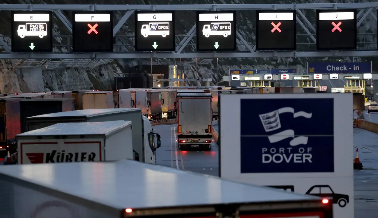 Truk tiba di kapal feri pada pagi hari setelah Brexit terjadi di Pelabuhan Dover, Inggris, Sabtu, (1/2/2020). Dengan resminya Brexit (Britain Exit) Ini menjadi salah satu penanda perubahan politik dan ekonomi terbesar dalam sejarah Eropa modern. (AP Photo/Matt Dunham)
