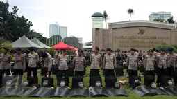 Sejumlah petugas kepolisian berjaga saat Aksi 212 - Jilid 2 di Kompleks Parlemen, Senayan, Jakarta, Senin (20/2). Kurang lebih 10 ribu Pasukan Prajurit Gabungan TNI-Polri di terjunkan saat Aksi tersebut. (Liputan6.com/Johan Tallo)