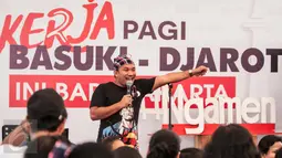 Penampilan komedian Roni Immanuel alias Mongol menghibur warga dan relawan di Rumah Lembang, Jakarta, Rabu (1/2). Mongol bersama Giring 'Nidji'menggelar aksi solidaritas sebagai bentuk dukungan kepada pasangan Ahok - Djarot. (Liputan6.com/Gempur M Surya)