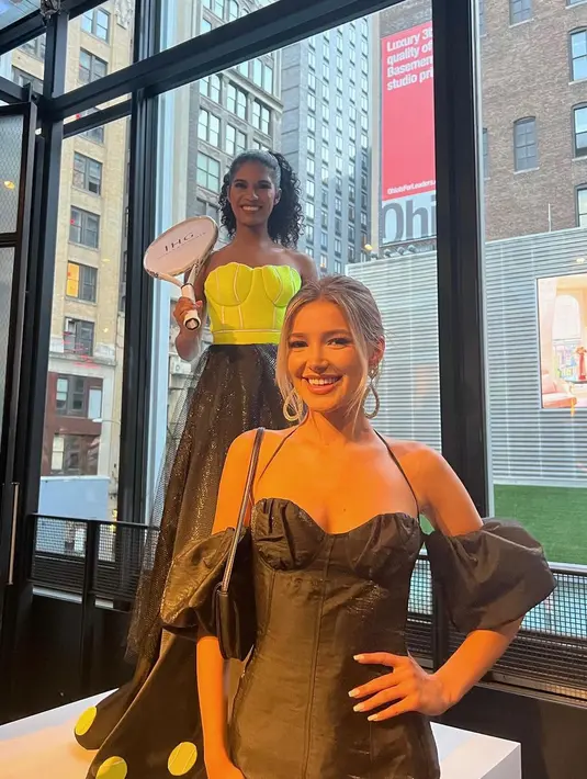 Hailey Germano terlihat memakai dress halter neck denim dengan lengan balon dan anting-anting hoop (Foto: Instagram @hailey.germano)