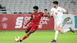 Pemain timnas Indonesia U-22,&nbsp;Jeam Kelly Sroyer (kiri), mendapatkan penjagaan ketat dari pemain timnas Lebanon U-22,&nbsp;Hussein Ezzeddine&nbsp;dalam pertandingan uji coba yang berlangsung di Stadion Utama Gelora Bung Karno (SUGBK), Jakarta, Jumat (14/4/2023). (Bola.com/Abdul Aziz)