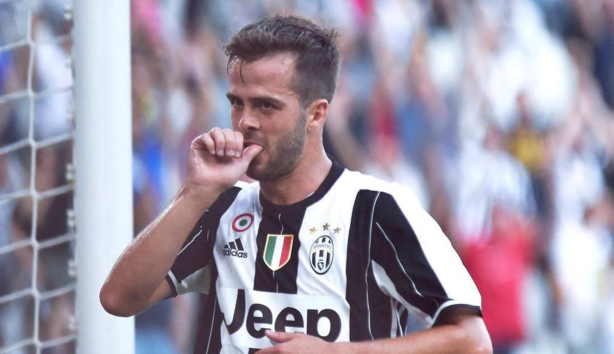 Ekspresi pemain Juventus, Miralem Pjanic, setelah mencetak gol ketiga ke gawang Sassuolo dalam lanjutan Serie A di Juventus Stadium, Turin, Sabtu (10/9/2016). (Reuters/Giorgio Perottino)