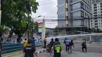 Demo buruh di Daan Mogot, Jakarta Barat sempat ricuh. (Pramita/Liputan6.com).
