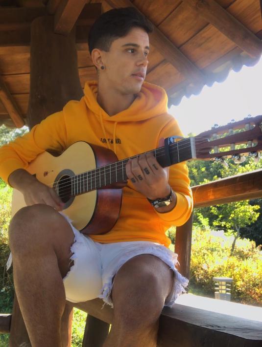 Pemain asal Brazil ini sangat suka bermain gitar. Baginya, bermain gitar bisa melepaskan rasa penat dari dunia sepak bola. Intensitas jadwal pertandingan yang padat membuatnya harus pintar-pintar untuk melepas penat. membuat(Liputan6.com/IG/@brunomoreira99)