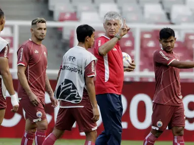 Pelatih Persija Jakarta, Ivan Kolev, memberikan arahan kepada anak asuhnya saat latihan jelang laga Piala AFC 2019 di SUGBK, Jakarta, Senin (25/2/2019). Persija akan Melawan Becamex Binh Duong. (Bola.com/M Iqbal Ichsan)