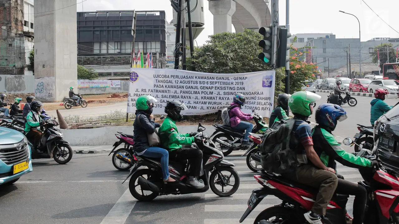 Spanduk Sosialisasi Ganjil Genap Terpampang di Jalan Fatmawati Raya