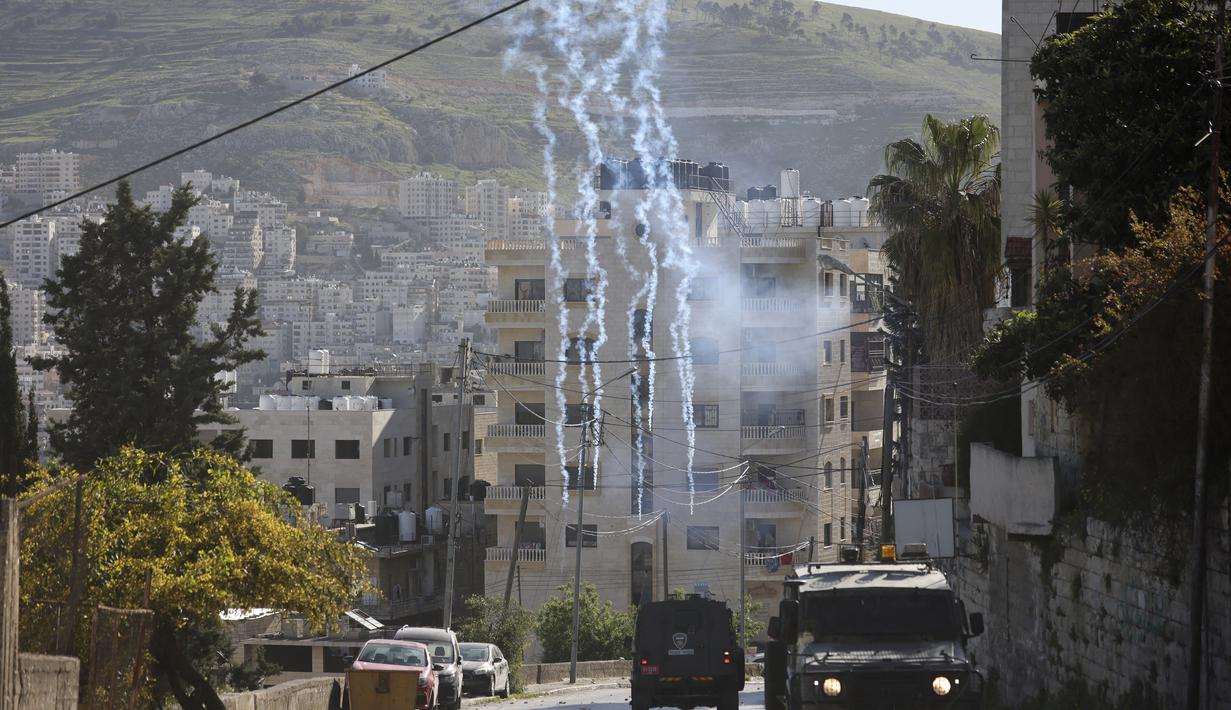 Kementerian Kesehatan Palestina mengatakan, dua pria Palestina tewas ditembak oleh pasukan Israel dalam serangan tentara di kota Nablus Tepi Barat yang diduduki pada hari Senin (3/4). (AFP/Jaafar ashtiyeh)