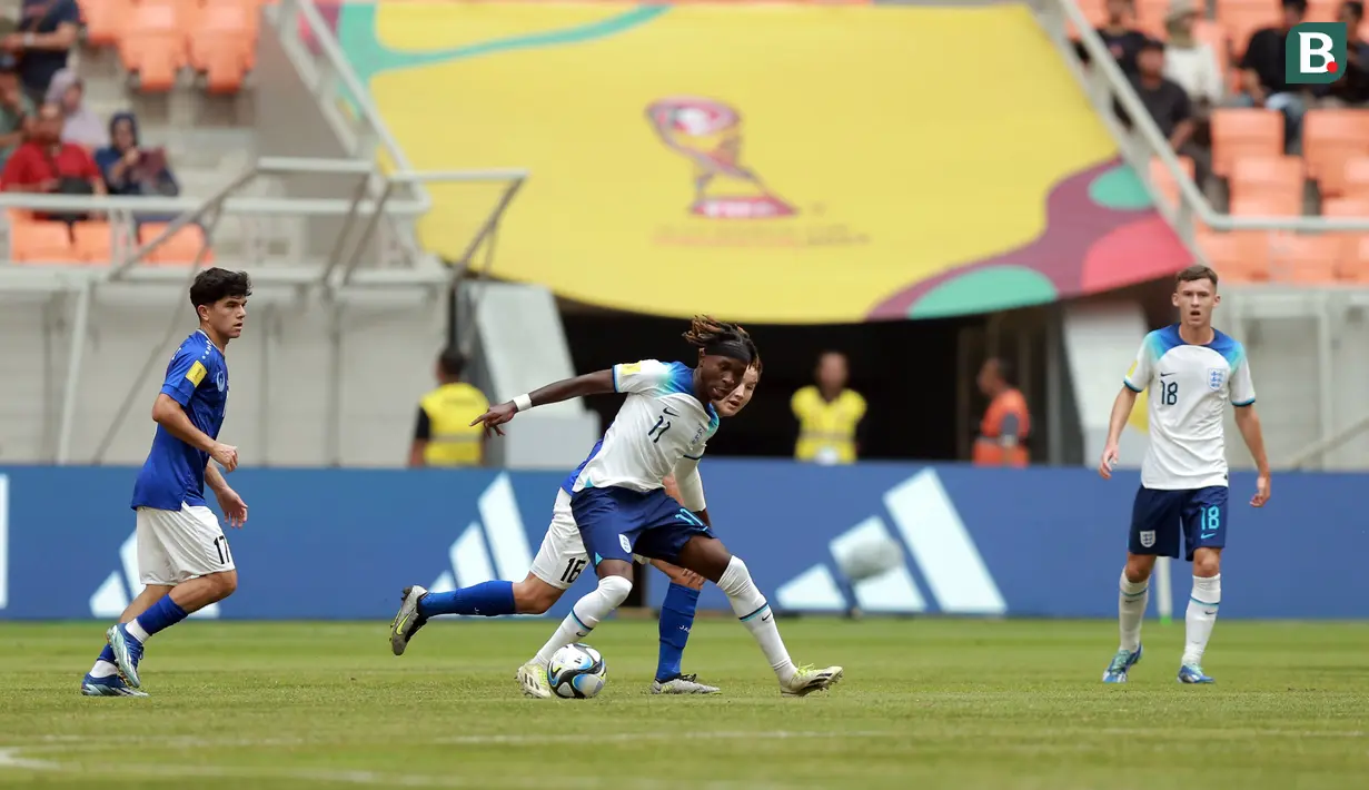 <p>Pemain Timnas Inggris U-17,Joel Ndala (tengah),&nbsp;mengontrol bola dibayangi Timnas Uzbekistan U-17 dalam pertandingan babak 16 besar Piala Dunia U-17 2023 yang berlangsung di Jakarta International Stadium, Jakarta, Rabu (22/11/2023). (Bola.com/M Iqbal Ichsan)</p>