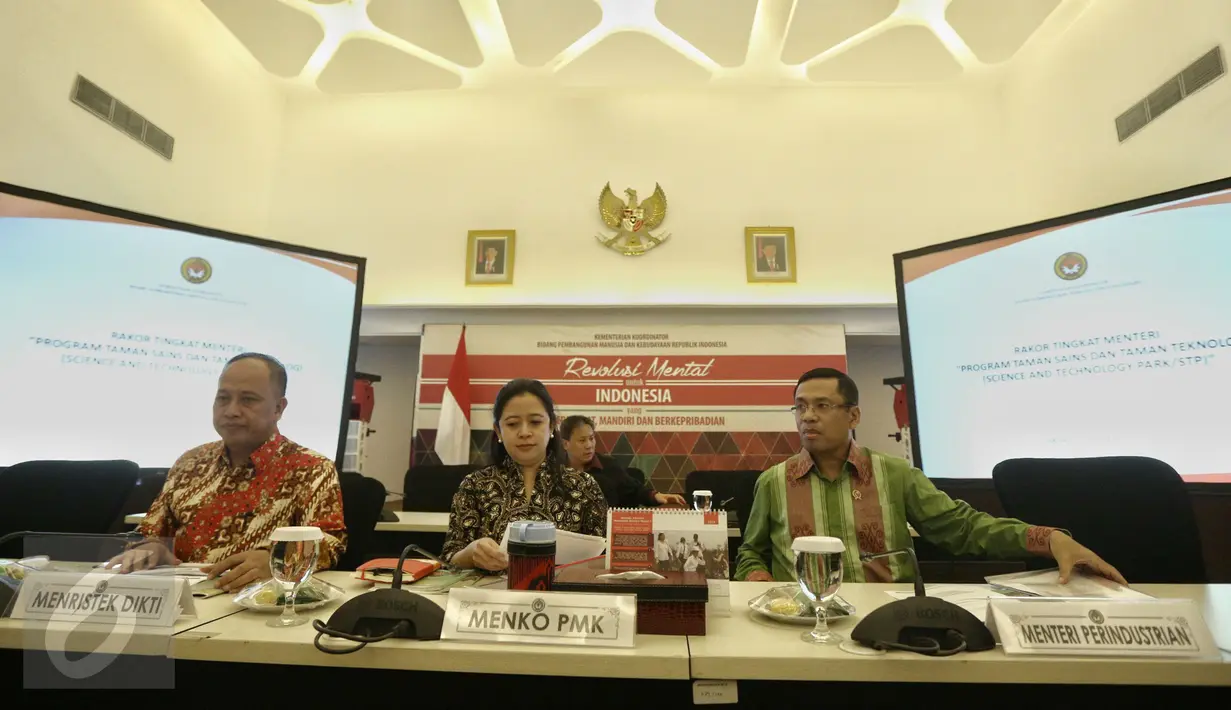 Menko PMK Puan Maharani (tengah) saat memimpin rapat koordinasi di Jakarta, Kamis (11/2/2016). Rakor tersebut membahas Science Techno Park (STP) atau Taman Sains. (Liputan6.com/Faizal Fanani)