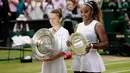 Petenis Simona Halep (kiri) bersama Serena Williams berpose dengan menunjukkan piala mereka usai bertanding dalam final tunggal putri Wimbledon 2019 di London, Inggris, Sabtu(13/7/2019). Petenis Rumania itu mengalahkan jagoan Amerika Serikat dua set langsung, 6-2 dan 6-2. (AP Photo/Tim Ireland)