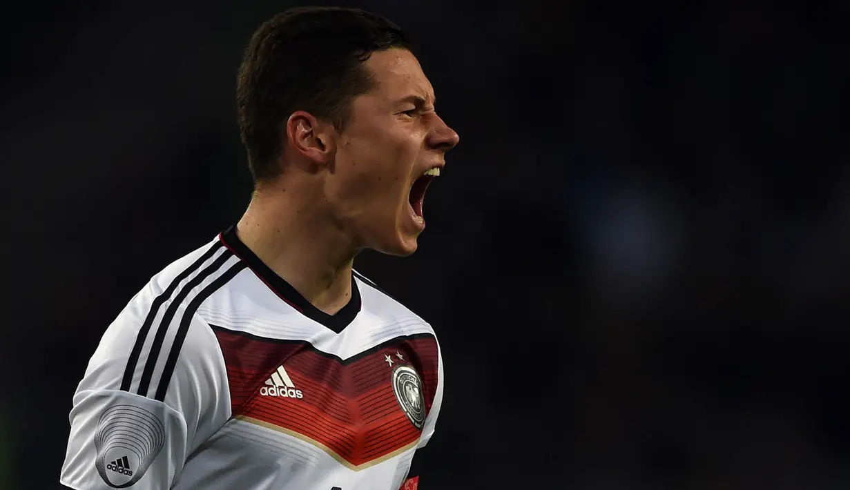 Seiring berjalannya waktu, kini Julian Draxler sudah menjadi andalan bagi tim panser, Jerman. Bersama tim nasional total dirinya sudah tampil sebanyak 27 kali dan mencetak tiga buah gol. (AFP/Patrick Stollarz)